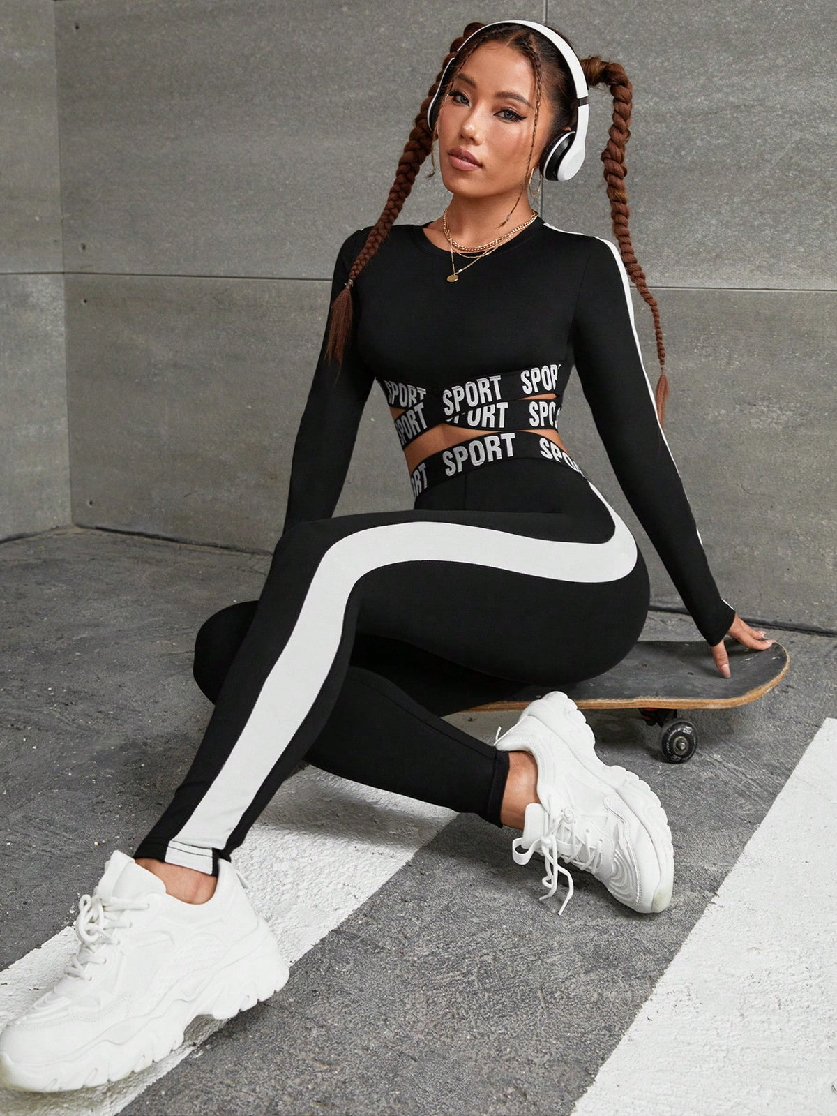 Letter Graphic Contrast Side & Crisscross Cut Out Sports Set