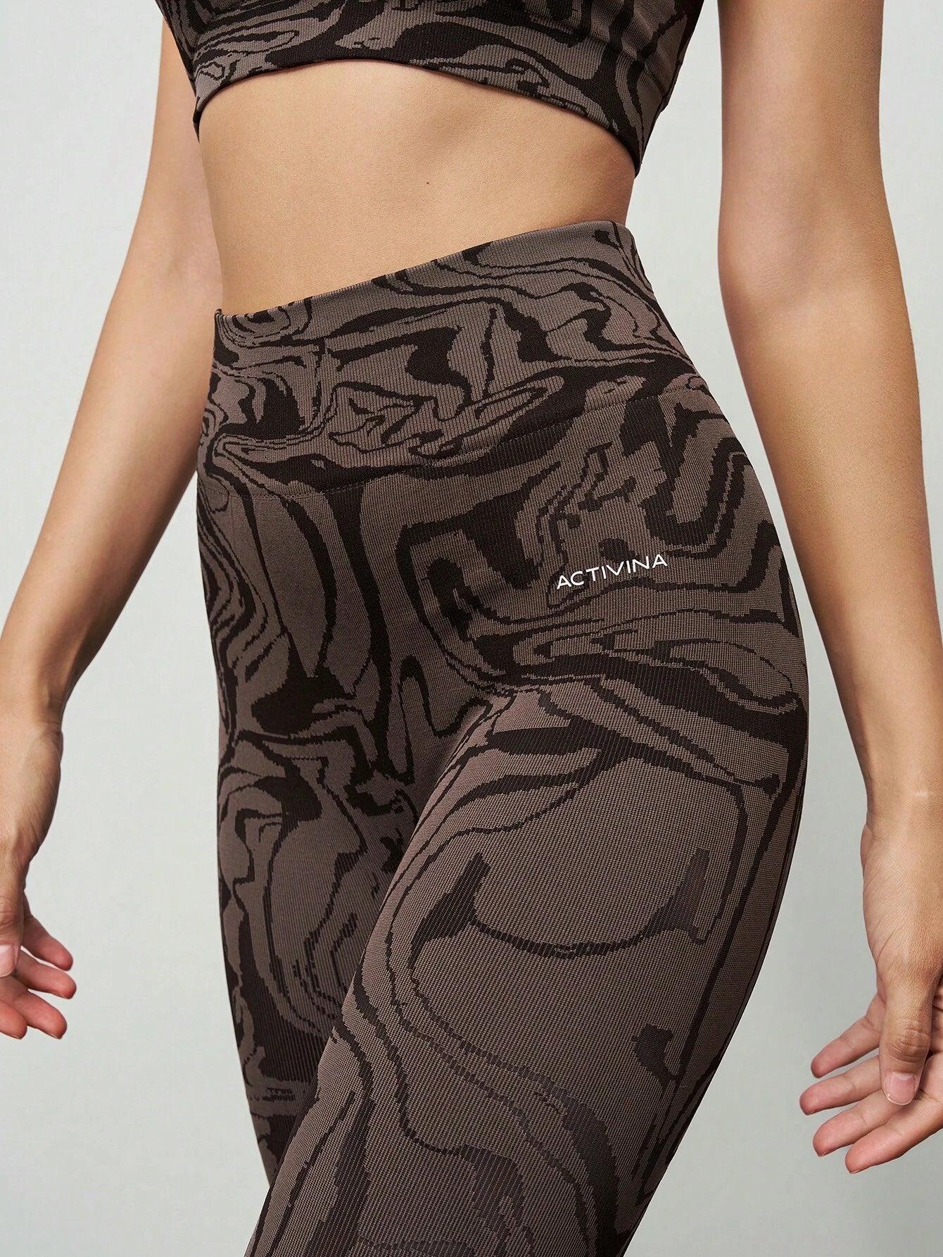 Seamless Full-Print Round Neck Criss-Cross Back Sport Bra and Elastic Waist Pants Sports Set