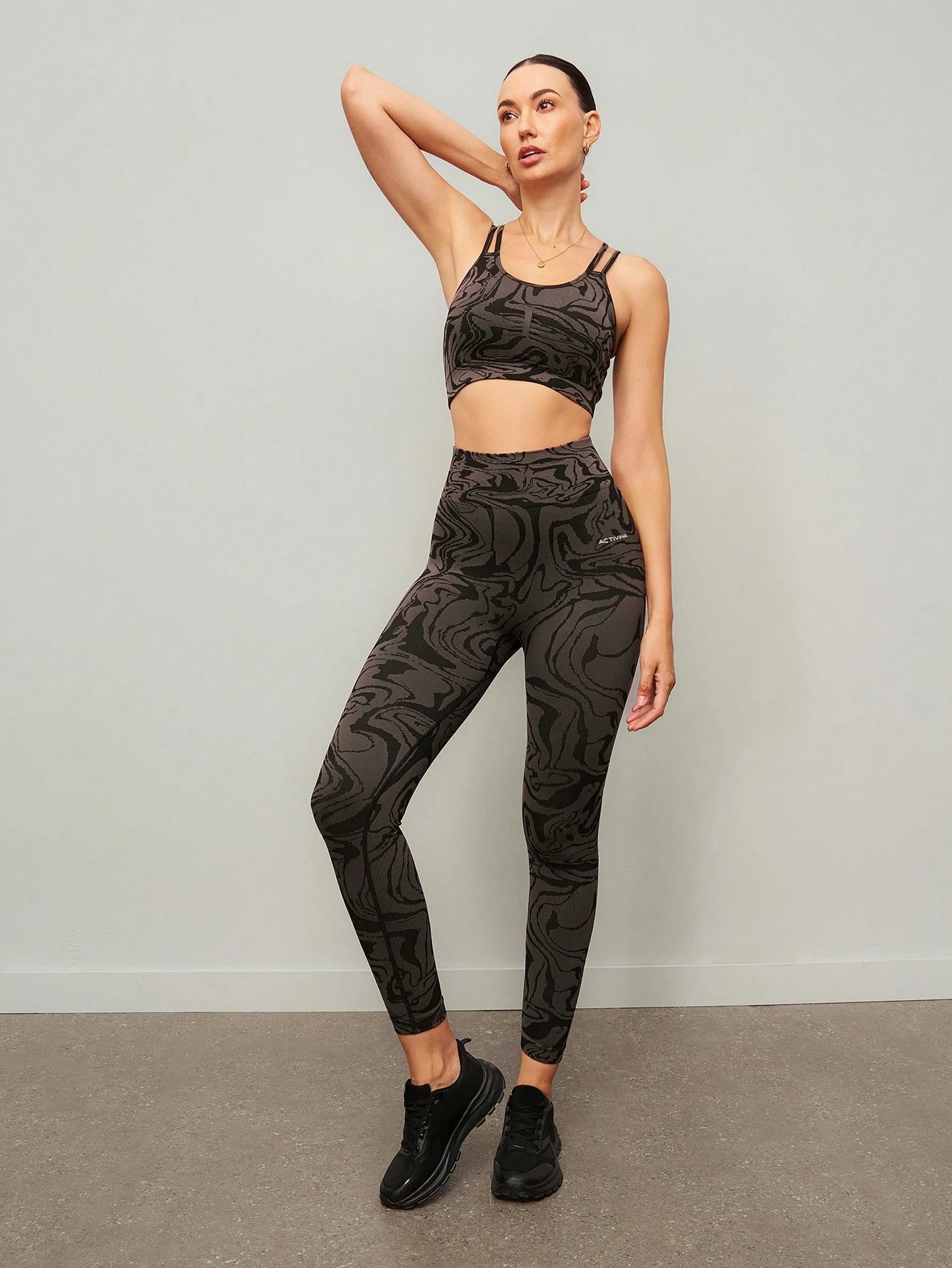 Seamless Full-Print Round Neck Criss-Cross Back Sport Bra and Elastic Waist Pants Sports Set